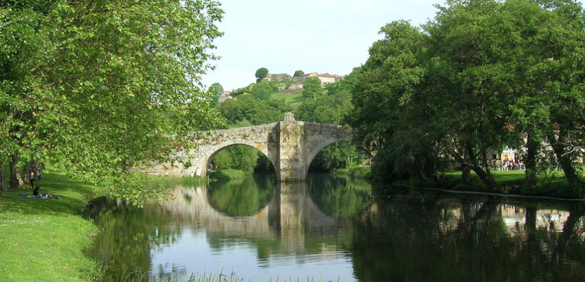 Excelentes vacaciones naturales por Allariz en Ourense puente alla4riz 830x401 Excelentes vacaciones naturales por Allariz en Ourense